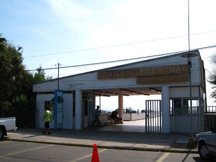 Velasquezallee, der Eingang zum Sitz
                              der Regionalregierung von
                              Arica-Parinacota