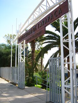 Velasquezallee, der Eingang des
                                    Campus der Tarapac�-Universit�t