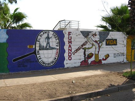 Malerei: "Verwandle dich nicht in
                          Asche", und: "Wenn dur rauchst, dann
                          verbrauchst du dein Leben"