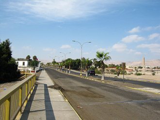Die Chile-Allee in Arica von der
                                  Flussbr�cke �ber den St.-Josefs-Fluss
                                  nach Norden gesehen
