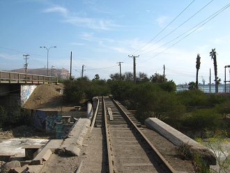 Die Eisenbahngeleise der Zuglinie
                                  von Arica nach La Paz 01, die Sicht
                                  zum Stadtzentrum hin mit der Br�cke
                                  und dem Morroberg