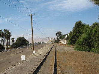 Die Porcelallee und die
                                  Eisenbahngeleise der Zuglinie von
                                  Arica nach La Paz 02, Sicht nach
                                  Norden Arica verlassend