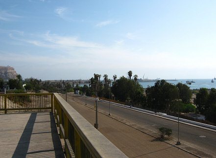 Chile-Allee auf der Br�cke �ber
                                  die Eisenbahnlinie, Sicht auf den
                                  Morroberg mit dem Hafen von Arica