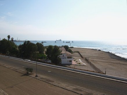 Chile-Allee auf der Br�cke �ber
                                  die Eisenbahnlinie, Sicht auf das
                                  Hotel "Zur Bucht"
                                  ("hotel Bah�a") mit dem
                                  Strand