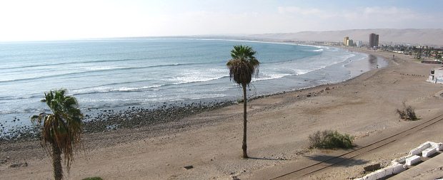 Chinchorrostrand mit der Bahnlinie von
                            Arica nach Tacna, Panorama