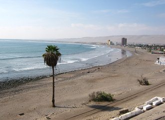 Chinchorrostrand mit der Bahnlinie
                            Arica-Tacna 02
