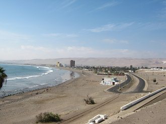 Chinchorrostrand mit der
                                  Bahnlinie Arica-Tacna und dem
                                  "Uferweg"