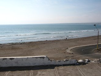 Zwei Personen am
                                  Chinchorrostrand