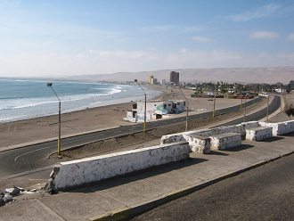 Hier f�hrt eine Treppe zum
                                  Chinchorrostrand hinab