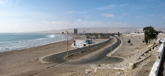 Chinchorrostrand mit Eisenbahnlinie
                            Arica-Tacna, mit dem "Uferweg" und
                            mit der Treppe zur Porcelallee, Panorama