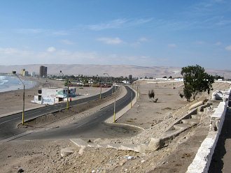 Vista a la playa Chinchorro,
                                  carril Arica-Tacna, camino costero y
                                  la escalera a la avenida Chile