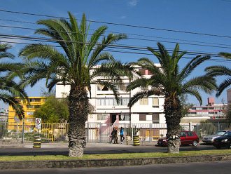 Avenida Vel�squez, bloque
                                    blanco de viviendas