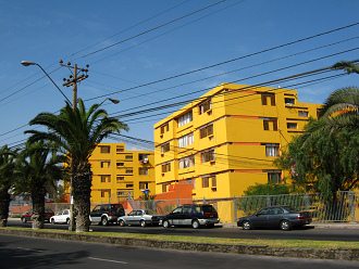 Avenida Vel�squez, bloque
                                    amarillo de viviendas