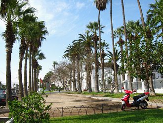 Avenida Vel�squez, se ve un monumento
                            al fondo