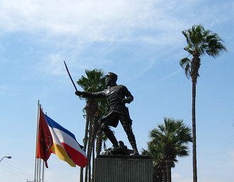 Avenida Vel�squez, el monumento
                                    del teniente coronel Juan Jos� San
                                    Mart�n, primer plano
