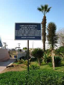 Piscina ol�mpica, la placa con
                                    el horario