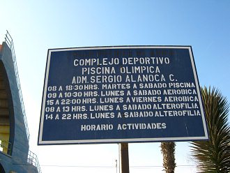Piscina ol�mpica, la placa
                                      con el horario, primer plano