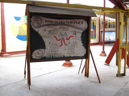 Cuadro indicando que
el turismo es como una mina de oro Cuadro indicando que el turismo es como
una mina de oro