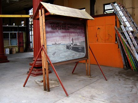 Cuadro mostrando dos barcos e indicando
                          dos maremotos