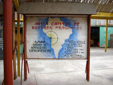 Cuadro indicando r�cords de Arica:
                          "Arica capital de r�cords mundiales"
                          (09) mostrando un mapa con Arica como el
                          centro de "Am�rica" del Sur:
                          "Arica, futuro centro de integraci�n
                          latinamericano"