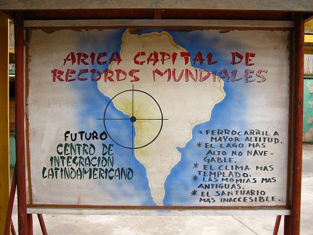 Cuadro indicando r�cords de Arica:
                          "Arica capital de r�cords mundiales"
                          (09) mostrando un mapa con Arica como el
                          centro de "Am�rica" del Sur:
                          "Arica, futuro centro de integraci�n
                          latinamericano", primer plano
