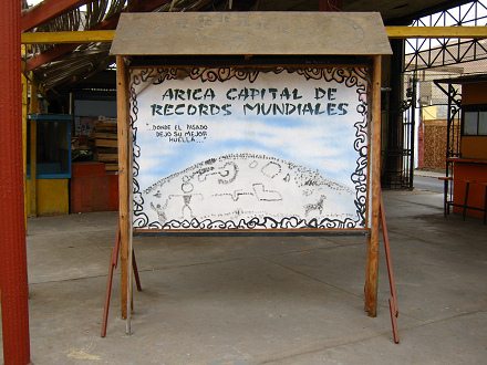 Cuadro indicando r�cords de Arica:
                          "Arica capital de r�cords mundiales"
                          (11) mostrando los geoglifos del cerro Sagrado
                          indicando otra vez: "...donde el pasado
                          dejo su mejor huella..."
