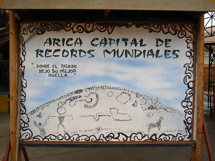 Cuadro indicando r�cords de Arica:
                          "Arica capital de r�cords mundiales"
                          (10) mostrando los geoglifos del cerro
                          Sagrado, primer plano