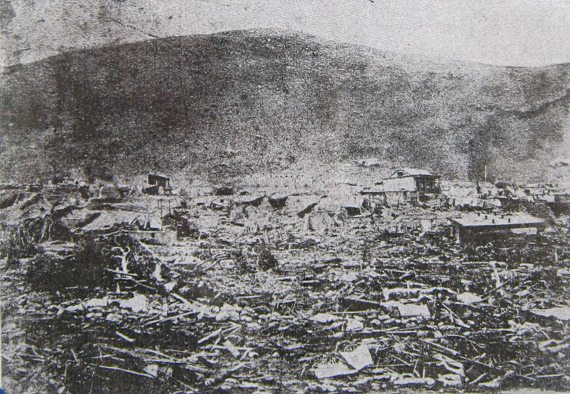 Arica despu�s del maremoto de 1868: La
                            vista muestra otro sector de la ciudad,
                            destruida, entre las actuales calles
                            Baquedano y Col�n en las proximidades del
                            Morro