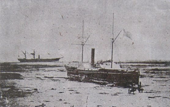 Art�culo 13: Foto mostrando los barcos
                            Wateree y Am�rica en el desierto de Arica