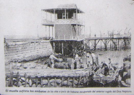 Art�culo 21, foto de la construcci�n del
                          muelle despu�s del maremoto del a�o 1877