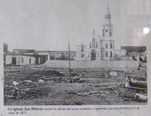 Art�culo 22, foto 01: la iglesia San
                            Marcos despu�s del maremoto del 9 de mayo
                            1877