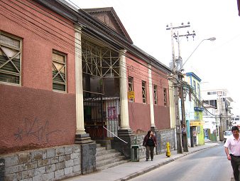 La salida del ex mercado central en la
                          calle Sotomayor