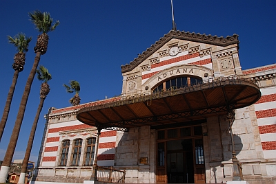 La entrada principal de la
                            Aduana de Arica con el sombreadero con
                            columnas y pasamanos