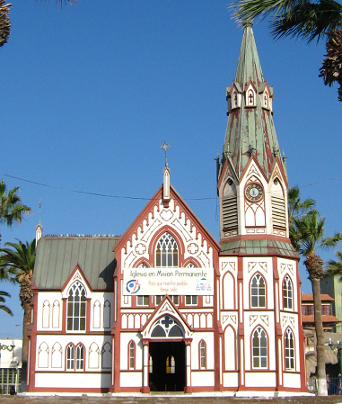 Die Markuskirche von Eiffel im
                                "gotischen Stil", die Fassade
                                mit dem Turm [Foto03]