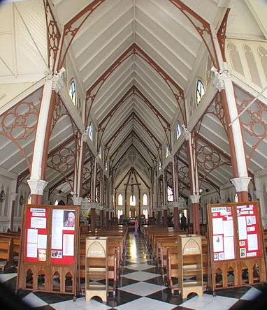 Die Markuskirche von Eiffel im
                                "gotischen Stil", der
                                Innenraum mit den Eisens�ulen [Foto04]