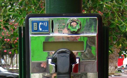 Sotomayorstrasse / Pratstrasse, ein
                        �ffentliches Telefon, der M�nzschlitz