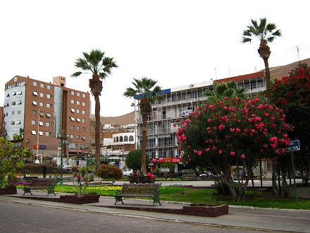 Kolumbusplatz, das Regierungsgeb�ude im
                        Hintergrund