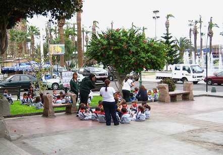 Kolumbusplatz, Kindergartenklasse mit
                        Kinderg�rtnerinnen