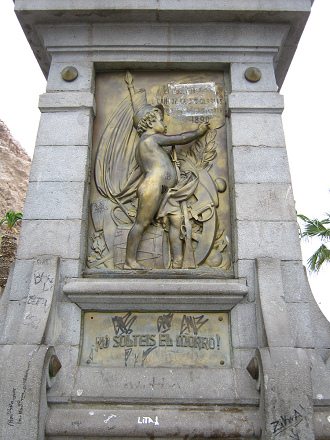 Mackennaplatz, die Gedenktafel