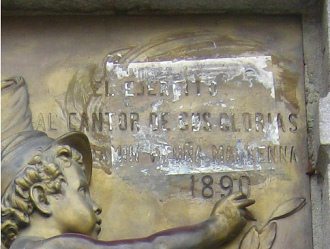 Mackennaplatz, der Text der
                                Gedenktafel