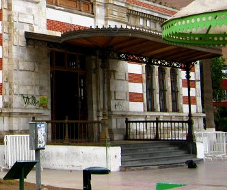 Baquedanoplatz, der Eingang des
                                ehemaligen Zollgeb�udes von Eiffel