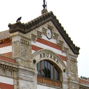 Baquedanoplatz, der Giebel des
                                ehemaligen Zollgeb�udes von Eiffel mit
                                einem Vogel (Kormoran) drauf - uii, und
                                da fehlen Fensterscheiben.