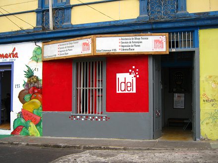 Calle Sotomayor no. 195 en
                                    Arica, la entrada de la oficina Idei
                                    para imprentas de mapas