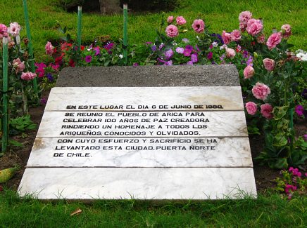 Plaza del Trabajador, placa conmemorativa
                          grande, primer plano
