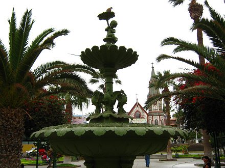 Plaza Col�n, las figuras de la
                              fontana