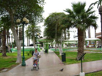 Plaza Baquedano, techos de Eiffel
                                  con Bancos