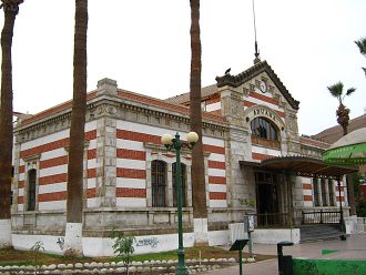 Plaza Baquedano, la ex aduana de Eiffel
                          con un ave