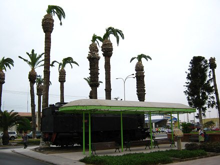 Plaza del tren, un techo con una
                          locomotora vieja