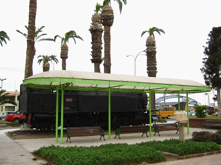 Plaza del tren, un techo con una
                          locomotora vieja, primer plano