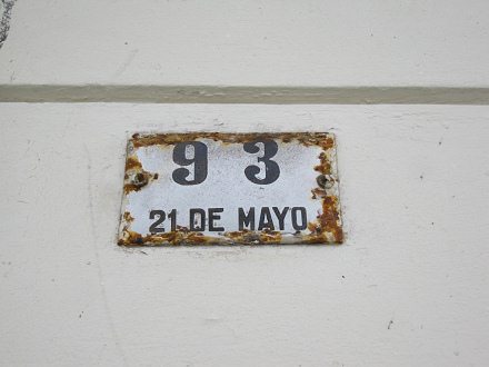 La estaci�n de trenes de Arica a La Paz,
                          la placa de la calle, pasaje 21 de Mayo no.
                          93